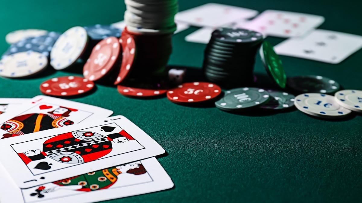 Poker trực tuyến
